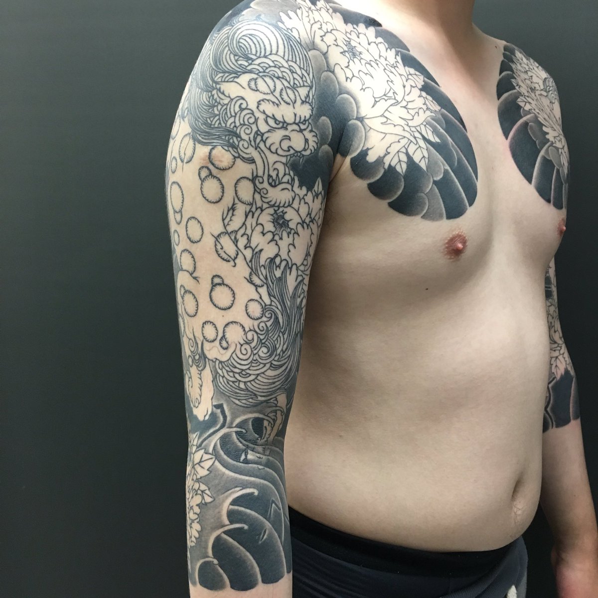 初代彫うち 和彫り 唐獅子牡丹刺青いい 鳥よし行くかな Bif 牡丹 札幌刺青 彫うち 和彫り 心霊写真