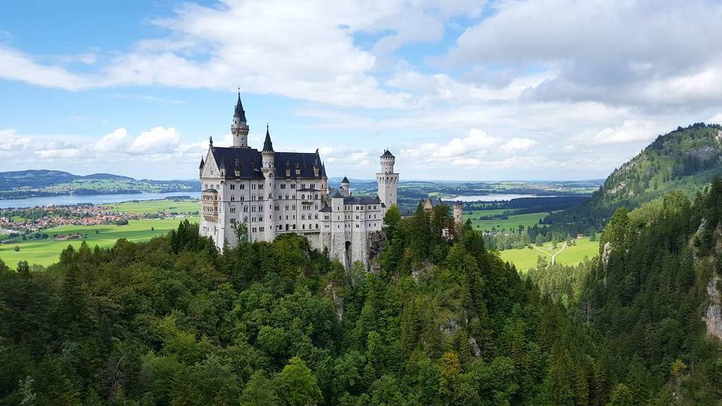 Can I live here? Even for a day? 👑 #dontsayno #travelingram #neuschwansteincastle #nofilter #europe_vacations #wand…