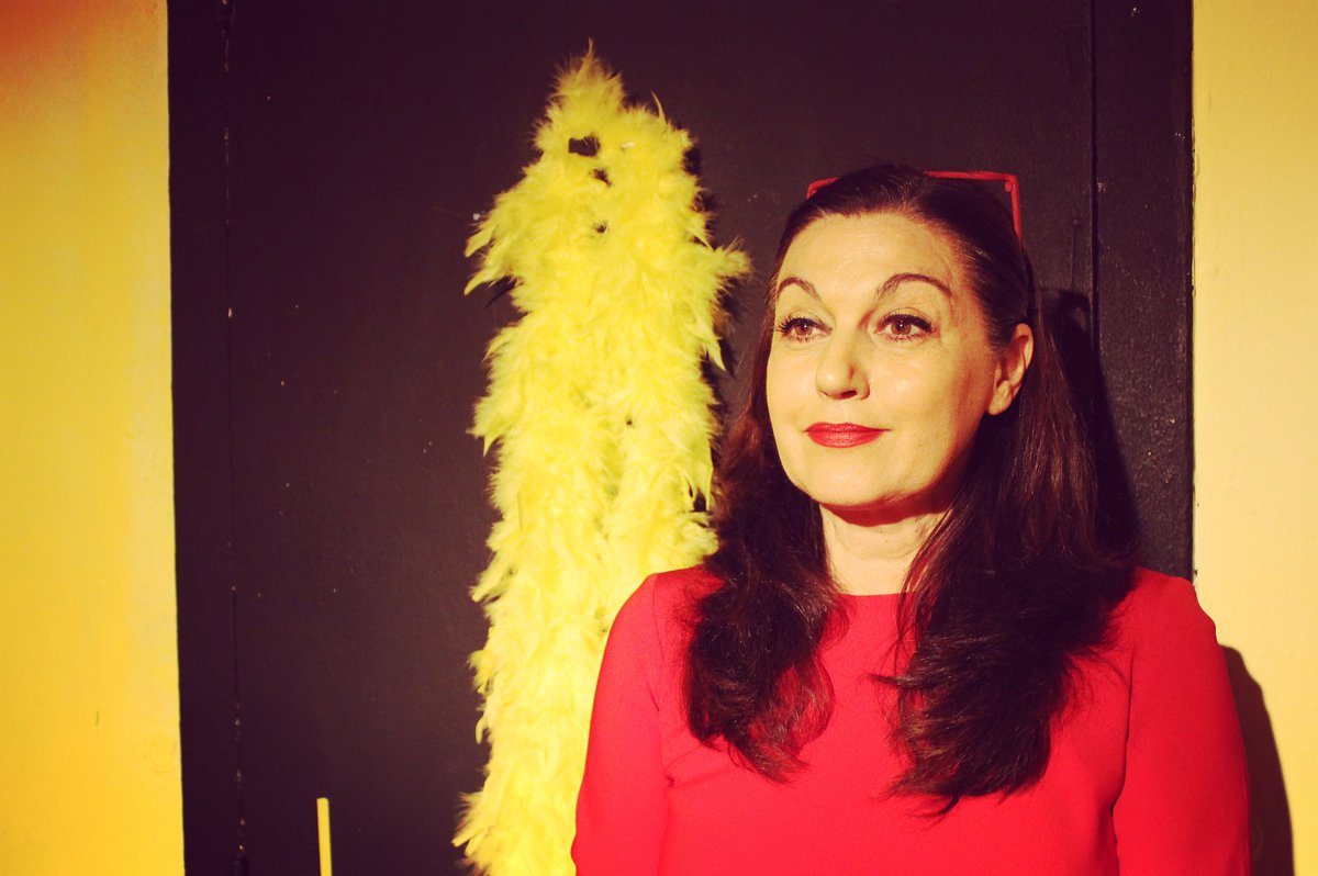 Lola - Trabajas #poramoralarte? 
Artista - Amo un arte que es mi trabajo. No es lo mismo... 
#MicroPollo X-D