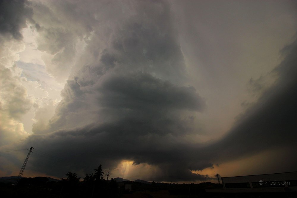 twisterfiddler's tweet photo. more from #Cesena #Italy #supercell #stormchaser aug21  #beavertail #inflowtail #clearslot #wallcloud https://t.co/NXauEGFQwQ