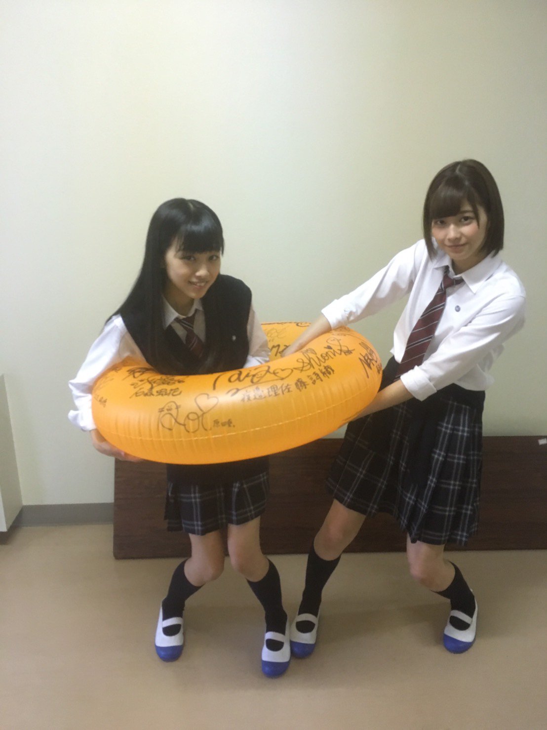 Brody編集部 欅坂46 世界には愛しかない Mv密着ドキュメント 企画から 読者の皆さんに世界に一つしかない メンバー全員サイン入り浮き輪 をプレゼント 原田葵さんと渡邉理佐さんも取り合っていた超豪華浮き輪をゲットするのは誰だ 欅坂46