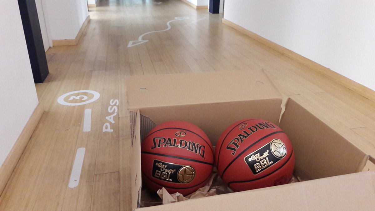 easyCreditBBL's tweet photo. #NewBallsplease Eben im Ligabüro gelandet: Erste Exemplare unseres Spielballs #darfichihnanfassen #abaufdenfreiplatz https://t.co/19hcnaY4mk
