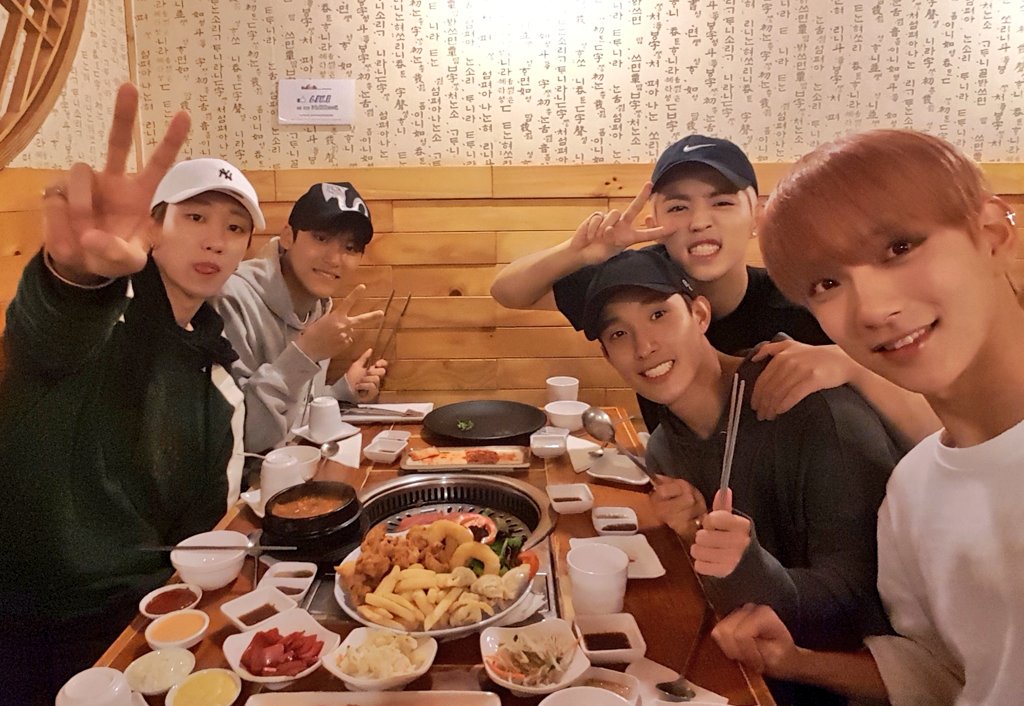 pledis_17's tweet photo. 고기야 안녕 #남은_멤버들 #투비컨티뉴 #In_호주 https://t.co/DN0zsWPIfq