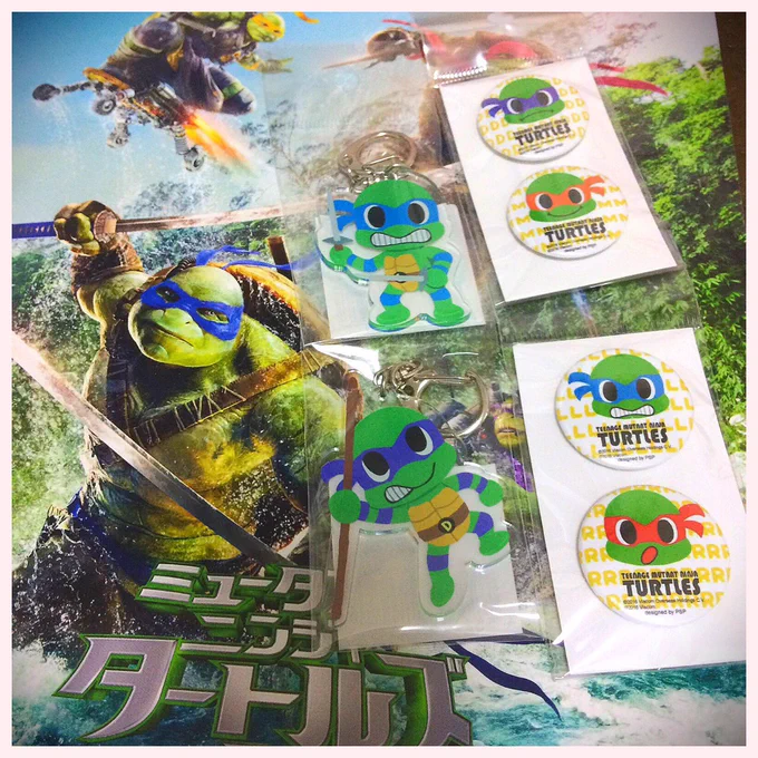 タートルズレイトショーで見てきた!! あとこのアクキーと缶バッチ可愛くて買っちゃった😍🐢