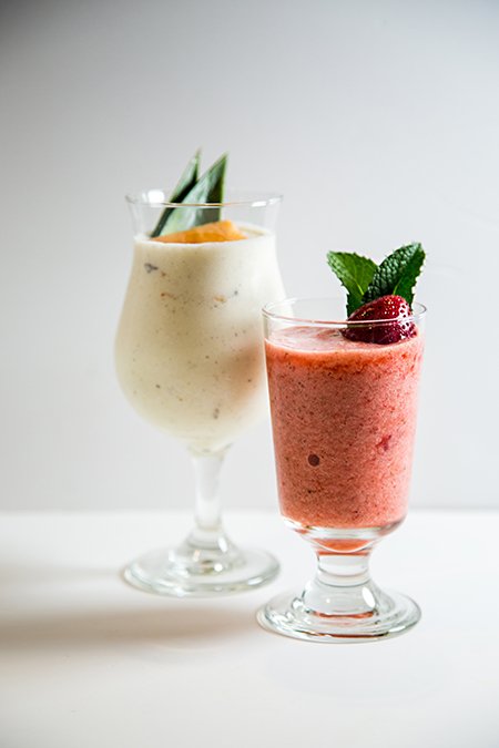 CharlotteMag's tweet photo. 3 Cocktails You Can Make In Your Blender (Plus: a Vitamix vs. KitchenAid blend-down): https://t.co/CY82rrK1Ww https://t.co/YqLCP6Wp4t
