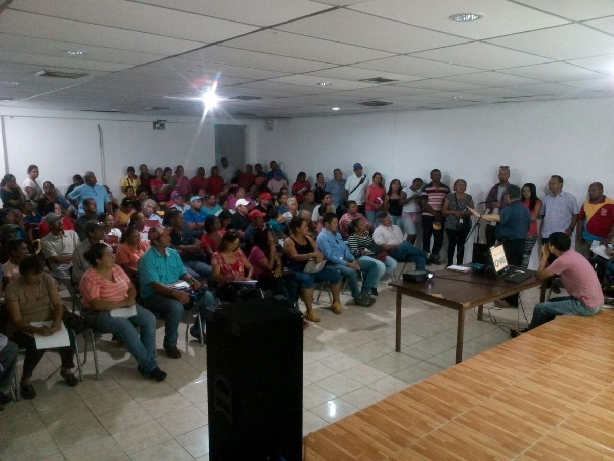 johnyaular's tweet photo. Encuentro de la GMAS Regional #Guarico representada por el Cap. Carlos Reyes con los CLAPS del Municipio Infante https://t.co/wfvuDCtG7f