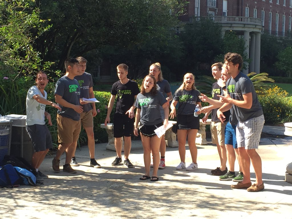 Such a treat to run into <a href="/GreenEnvyTulane/">Green Envy</a> serenading new students and parents at JL! #TulaneMoveIn