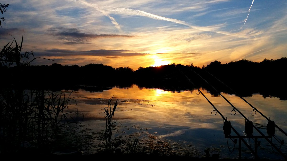 sunset over beedles lake leicestershire