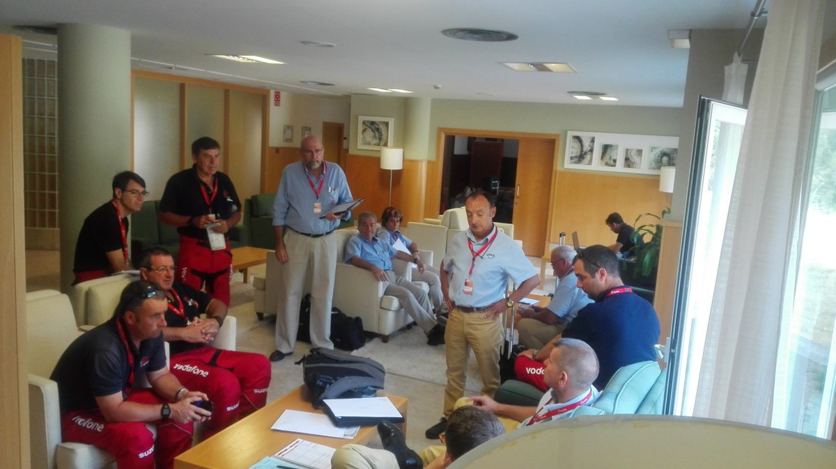 CaldariaHyB's tweet image. Momentos de concentración previos a la etapa de #LV2016. La organización hizo parada en Lobios Caldaria. Gracias!