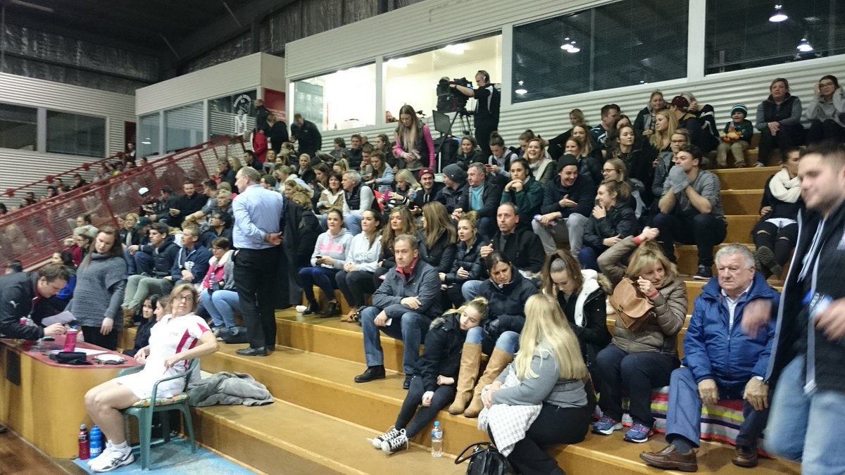 Great crowd in for the @footyefl netball premier grand final. <a href="/WSDEVILS/">Wantirna South F.C</a> v <a href="/EasternlionsFC/">Fairpark FC</a>
