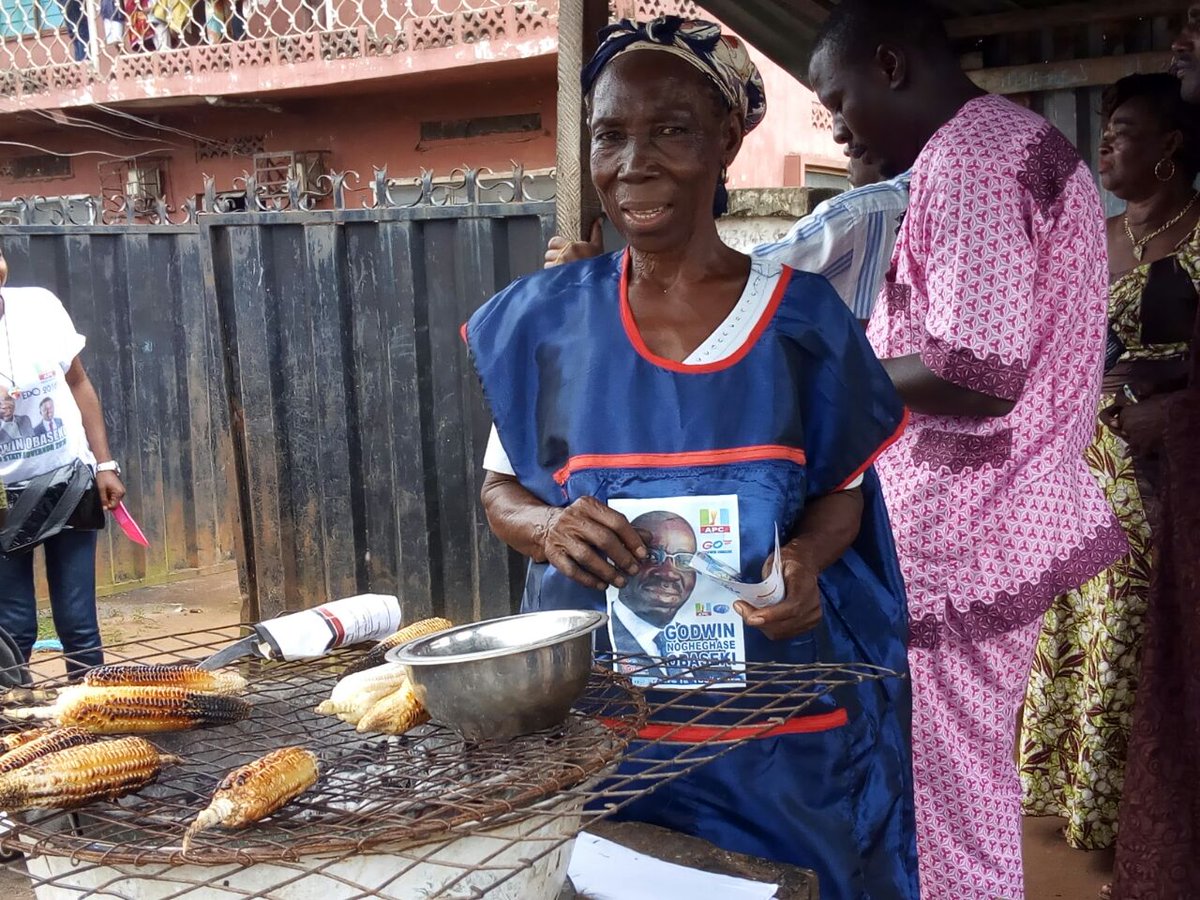 GovernorObaseki's tweet photo. Volunteers on the match again as Edo state citizens at Ikpoba Hill market choose Godwin Obaseki https://t.co/INvsyIUWEe