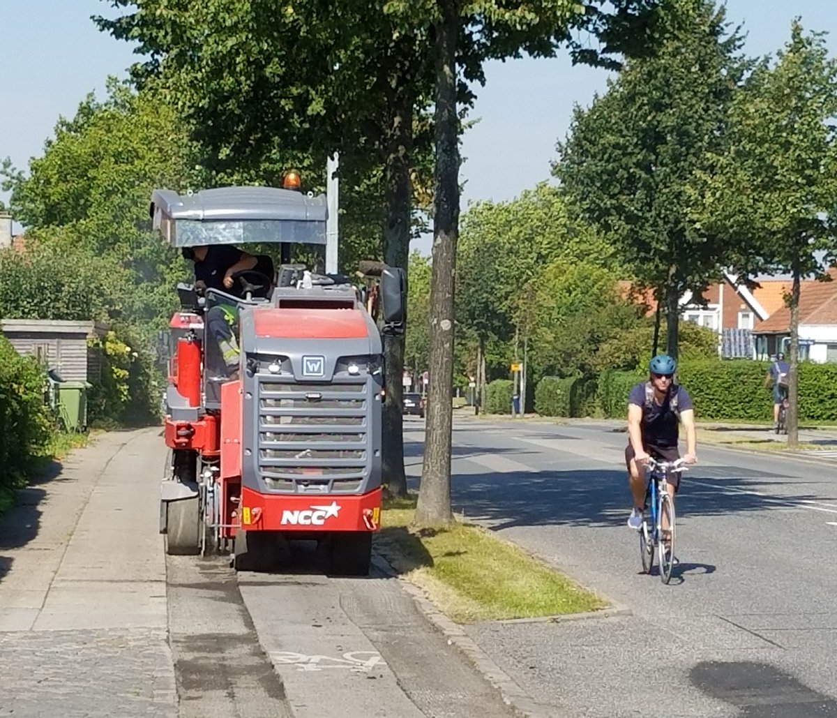 JeremyChrzan's tweet photo. This cycletrack is on the repaving schedule. #ThisIsHowWeDoIt #MiniMilling #CivilEng https://t.co/LAIEJrOQtP