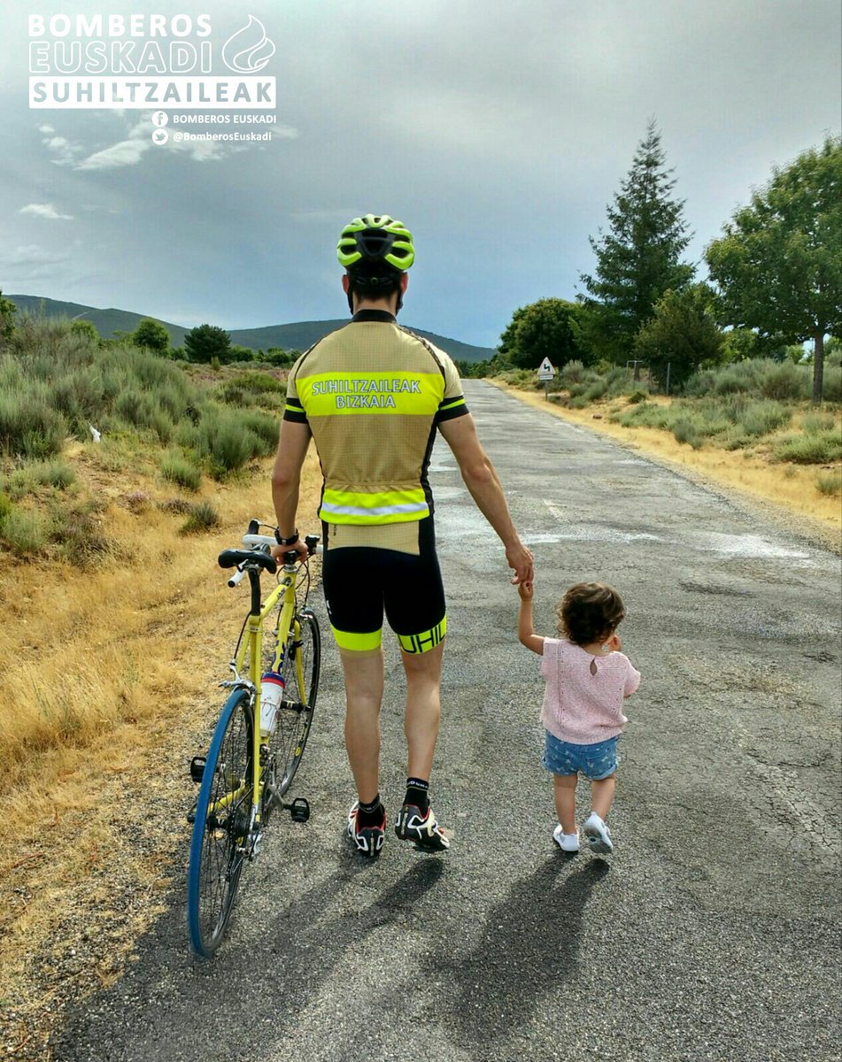 BomberosEuskadi's tweet photo. Cumple #normas  velocidad   1,5 m distancia 
Detrás cada ciclista hay una familia que lo espera
#bomberos lo hacemos https://t.co/s0X9TgfoOw