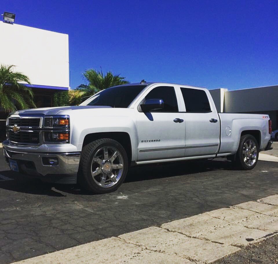 crownsuspension's tweet photo. 2015 Chevy Silverado 3/4 drop kit. #chevrolet #silverado #crownsuspension #lowering #dropkit #loweringkit #chevy https://t.co/tHnXFQTtnH