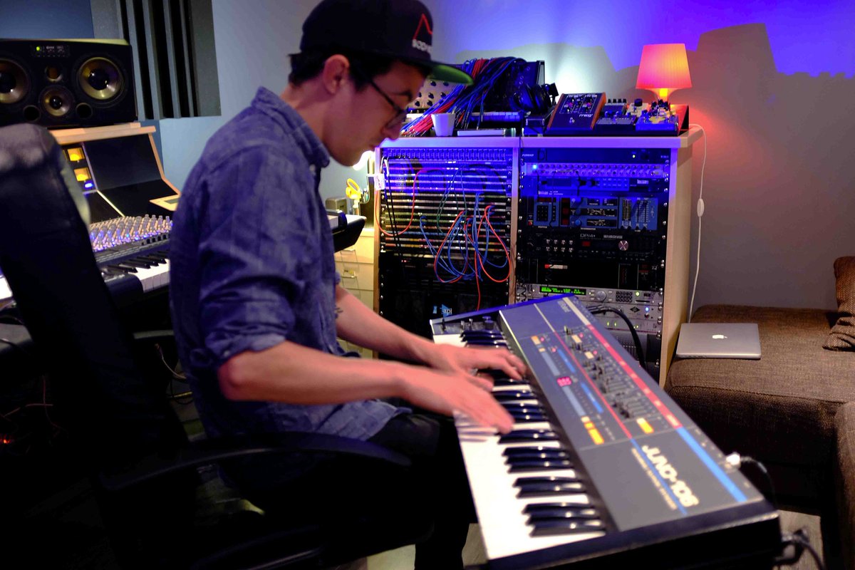 SodasoundTweets's tweet photo. Aujourd'hui, César travaille sur une musique de pub pour une appli smartphone ! #studio #studiolife #synth #API https://t.co/54mGZGU7mH