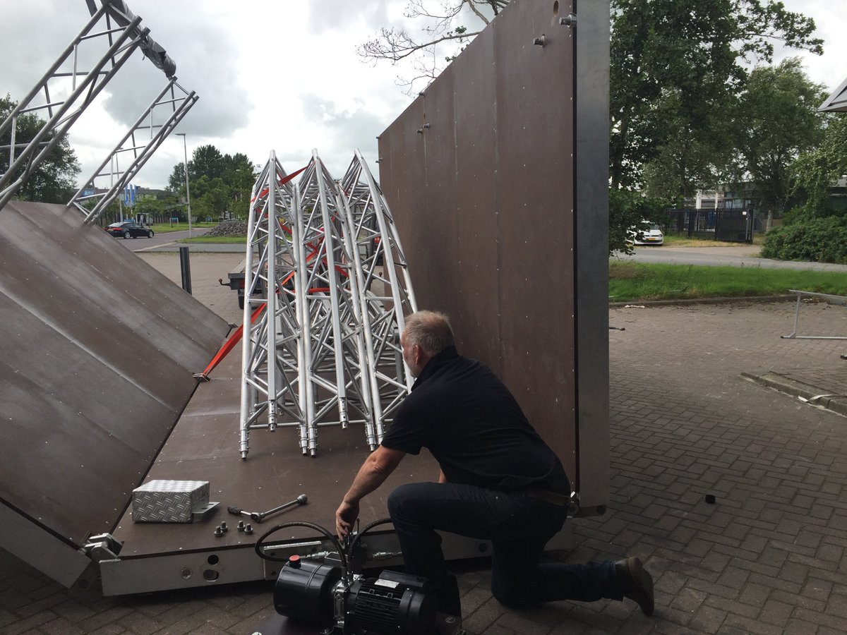 Microtruss's tweet image. Omrop Fryslân is erbij.... daarna inklappen en op weg naar het volgende evenement in Friesland.
