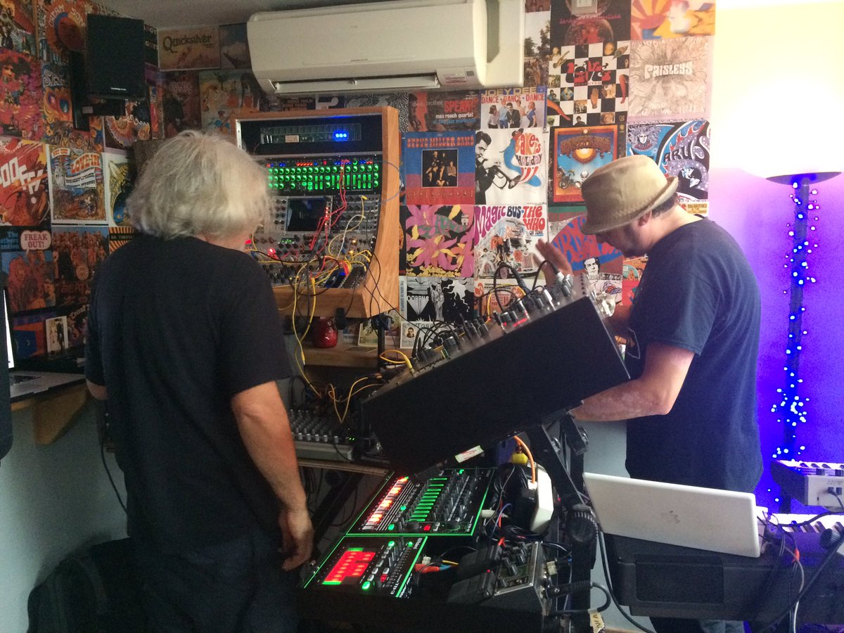 Globalrog's tweet image. Last night this happened in Buxton.
ElectroJamm
@Alestopbuxton 
#oscillatorhell
@majorderanges 
#eurocrack