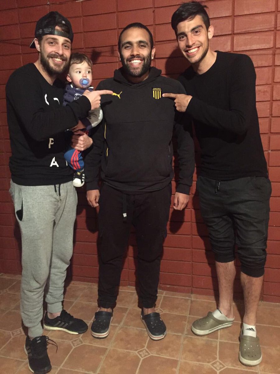 urugoluy's tweet photo. Gastón Rodríguez esta tarde firmará por tres años y medio con #Peñarol. Ya lo confirmó  https://t.co/XGHPwje8SJ https://t.co/cOv243va7X