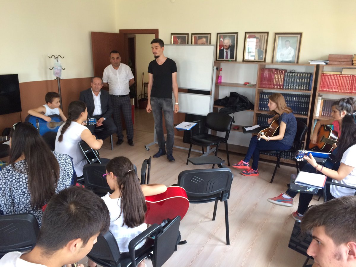 Kazan Bld.Bşk.yardımcımız Sn.Orhan Yazıcı KAGEM'i ziyaret ettiler.Gitar dersinde öğrencilere eşlik ettiler.