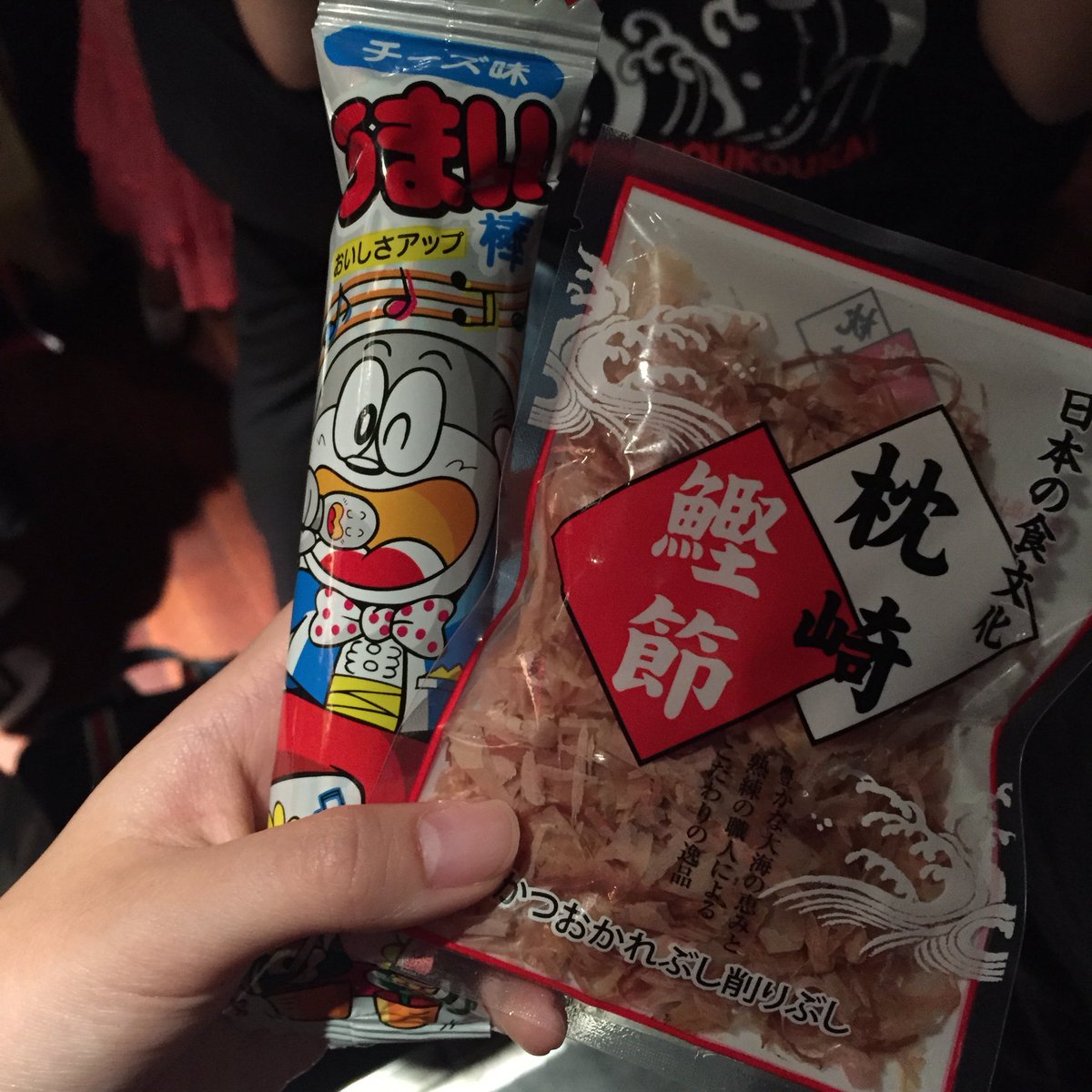 miomasui's tweet photo. 打首獄門同好会さんのレコ発イベント恵比寿リキッドルームにいってきました
今日はうまい棒とかつおぶしが配られました。こんなライブないよほんとに。あぁたのしかった
ひとりでずっとこぶしあげて叫んでた☺貝！貝！米！米！🌾 https://t.co/Q6oAJzyfuo