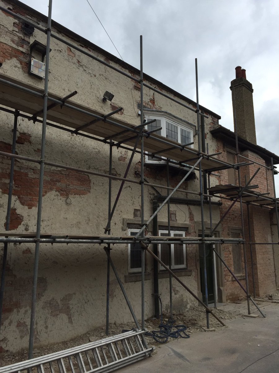 leedspebbledash's tweet photo. Current job we are on, all old Pebbledashing been removed. Ready for scratch coat. https://t.co/7Z9b0m1hkq