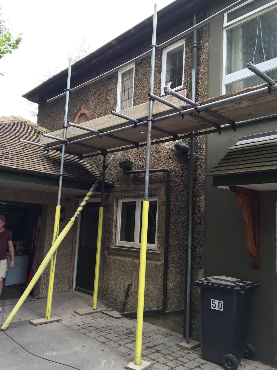 leedspebbledash's tweet photo. Current job we are on, all old Pebbledashing been removed. Ready for scratch coat. https://t.co/7Z9b0m1hkq