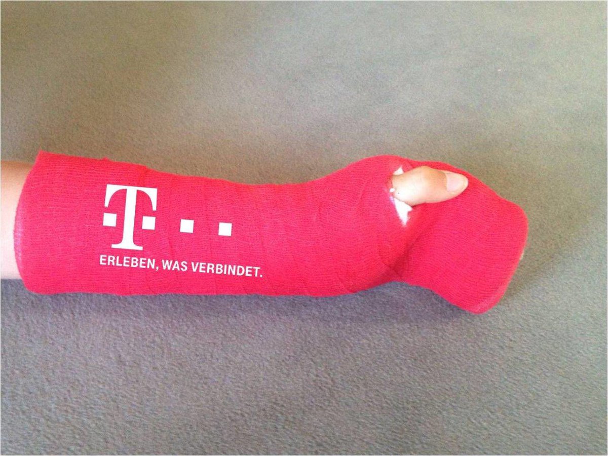 Stefan Kaliner Echter Gips Echt Gebrochener Finger Telekom Telekomwall Da Werden Sie Verbunden