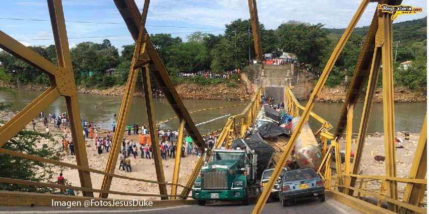 #InformaDeUnaLR
Por colapso de puente en el Charte, EPS no hacen traslados--> goo.gl/sZwURs
