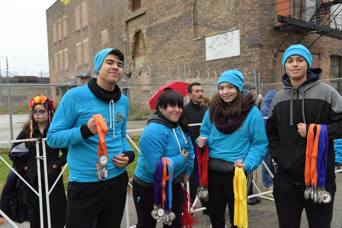 UNOcarrera's tweet photo. #FBF Take a look at our amazing #CarreraCrew 2015 volunteers. Want to volunteers in 2016 https://t.co/WI64YZ60QF https://t.co/7pP4mLhTIT