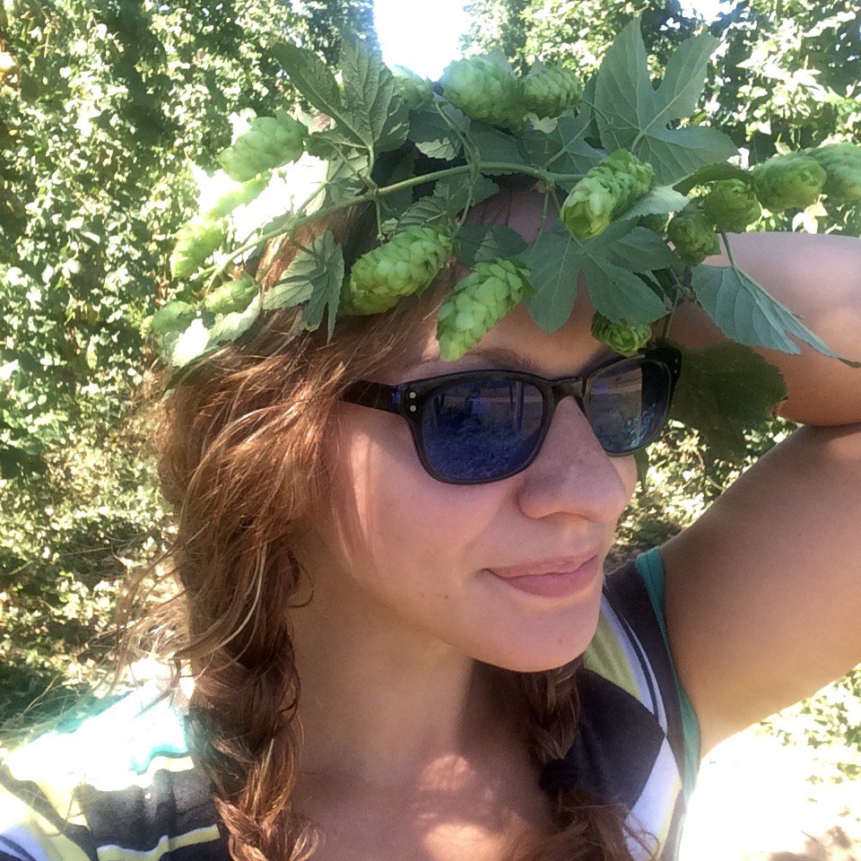RogueAles's tweet photo. Meet Cher, Beer Farmer @RogueFarms & fan of #4HopIPA because it smells like Hop Harvest. #MeettheRogues https://t.co/c5FbqcZch3