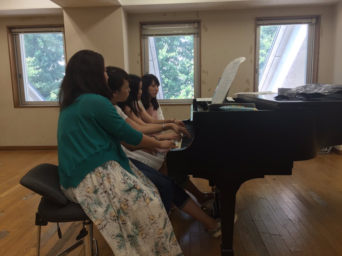 JSolfege's tweet image. 企画練習シリーズ！
こちらはリベルタンゴを1台10手バージョンに編曲したものを練習している風景です！狭いスペースで複雑にパートが絡み合い、音域も広く、演奏効果が高いものとなっております！しかし5人よく並べるな、Tシュネでは幅が(ry