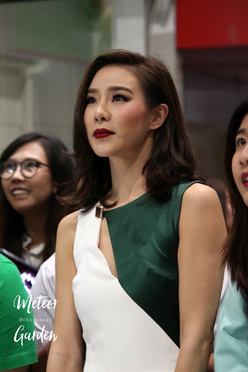 lillittlebunny's tweet photo. ชอบสายตาพี่คริส กับรอยยิ้มที่ส่งให้ชั้นบน ^^ #บีคริส #crishorwang https://t.co/gGc63LyM53