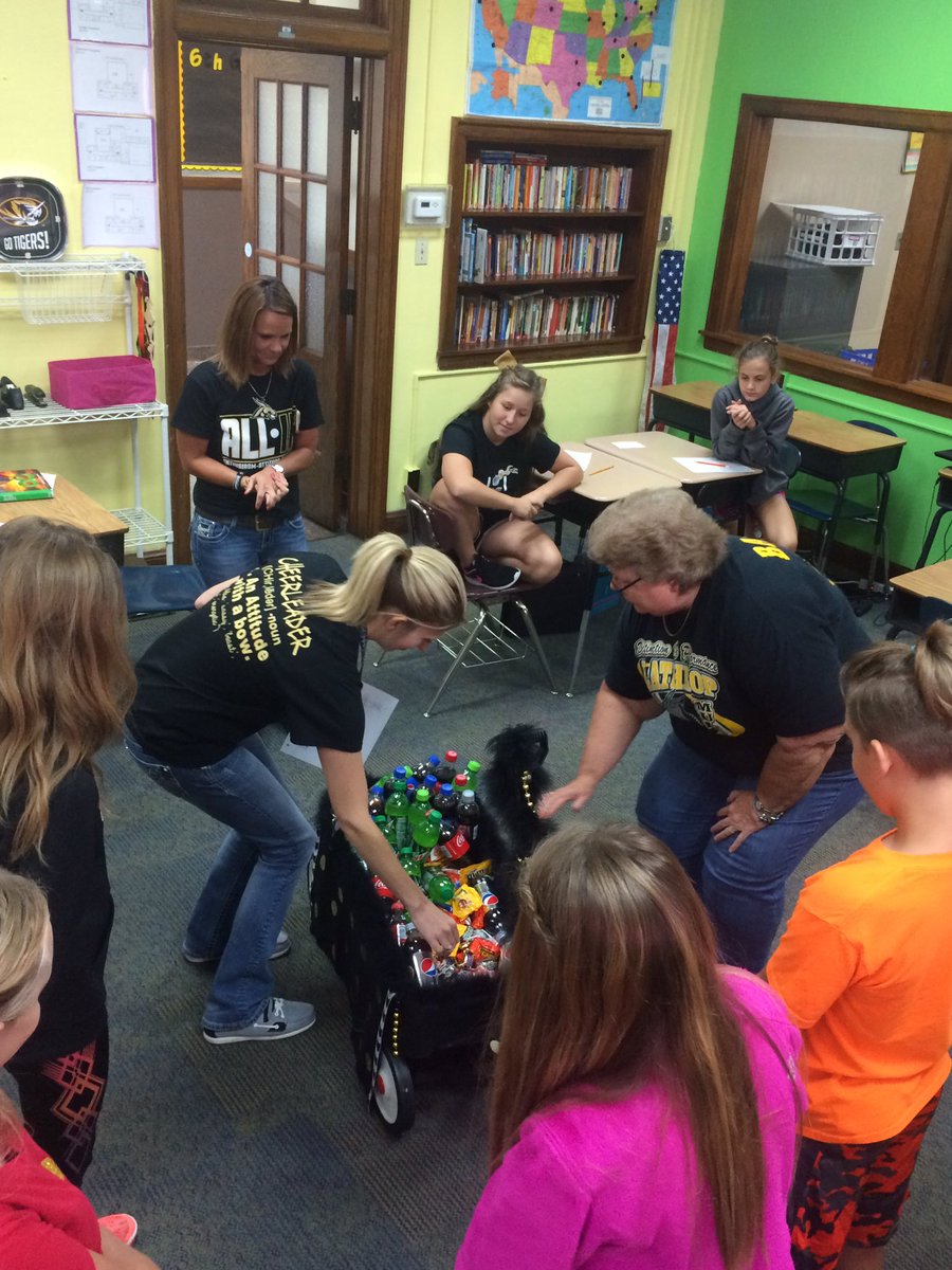 macprincipalLMS's tweet photo. Spirit wagon at LMS. We love our teachers @DDeconink @theycallme_Lerf @mrscoachd72 https://t.co/ckQwmeKdwW
