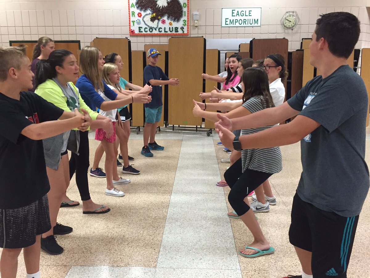 AngelaSnitgen's tweet photo. Hart 8th graders training to lead the ENTIRE incoming 6th grade!! @jcromiehms @kristdgh @Roberts033112 @MLBennion https://t.co/MczhFLCyRA