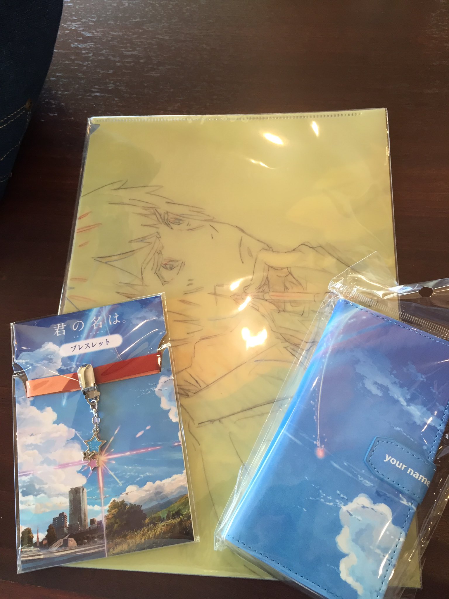 ｱ ﾘ ｻ Twitterren 今日はひとり映画で君の名は 見に行ってきた 新海誠さん本当に凄い 神作 本当に良かった 絶対見に行くべき 惚れて思わずスマホカバーと瀧くんがつけてたブレスレットと原画クリアファイル買ってしまった そして模写 君の名は 模写 T