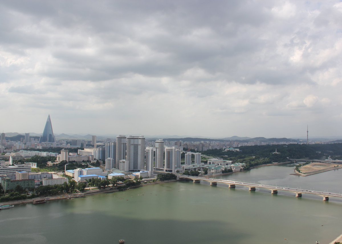 North Korean builders use crystal meth to speed up skyscraper progress: dezeen.com/2016/08/12/pyo… #architecture