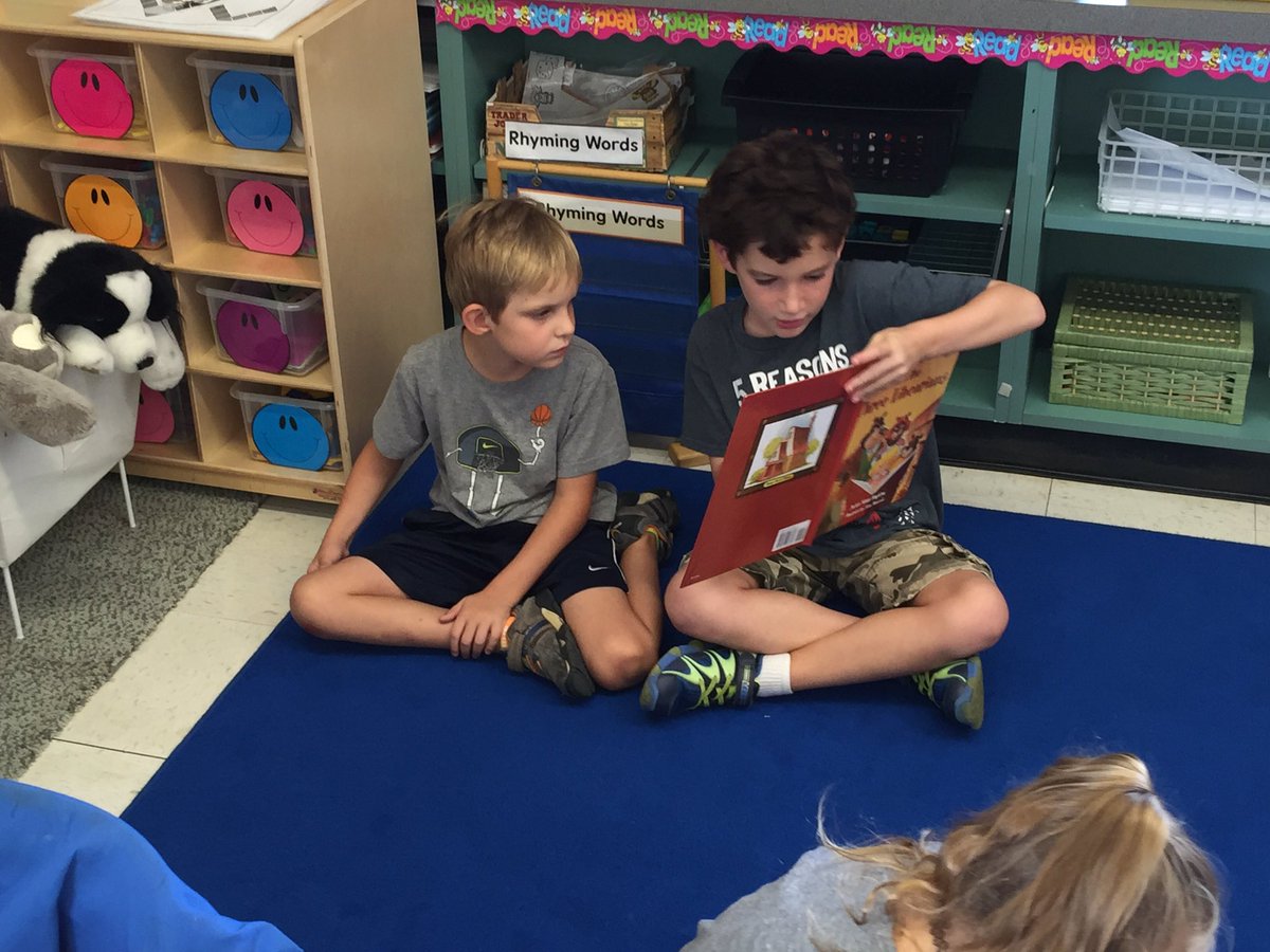 Reading together ❤️ #whatwewanttolearnthisyear #modelinggoodreading <a href="/DPS109/">Deerfield Dist. 109</a>