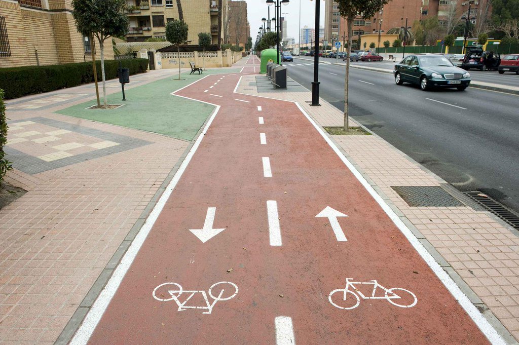 guardiacivil's tweet photo. Peatón, ese caminito de colores tan molones por el que vas risueño es para #ciclistas
Evita sustos, usa la acera https://t.co/LsaYgfeSDR