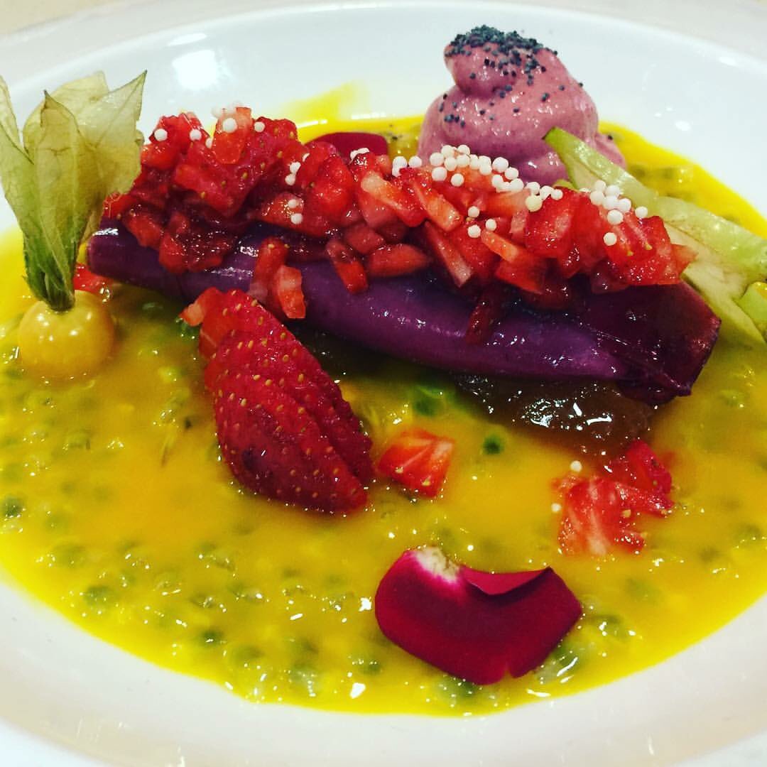 Canelón de fresas, queso de cabra malagueña, dulce de boniato, fruta de la pasión y espuma de rosas #foodporn #nerja