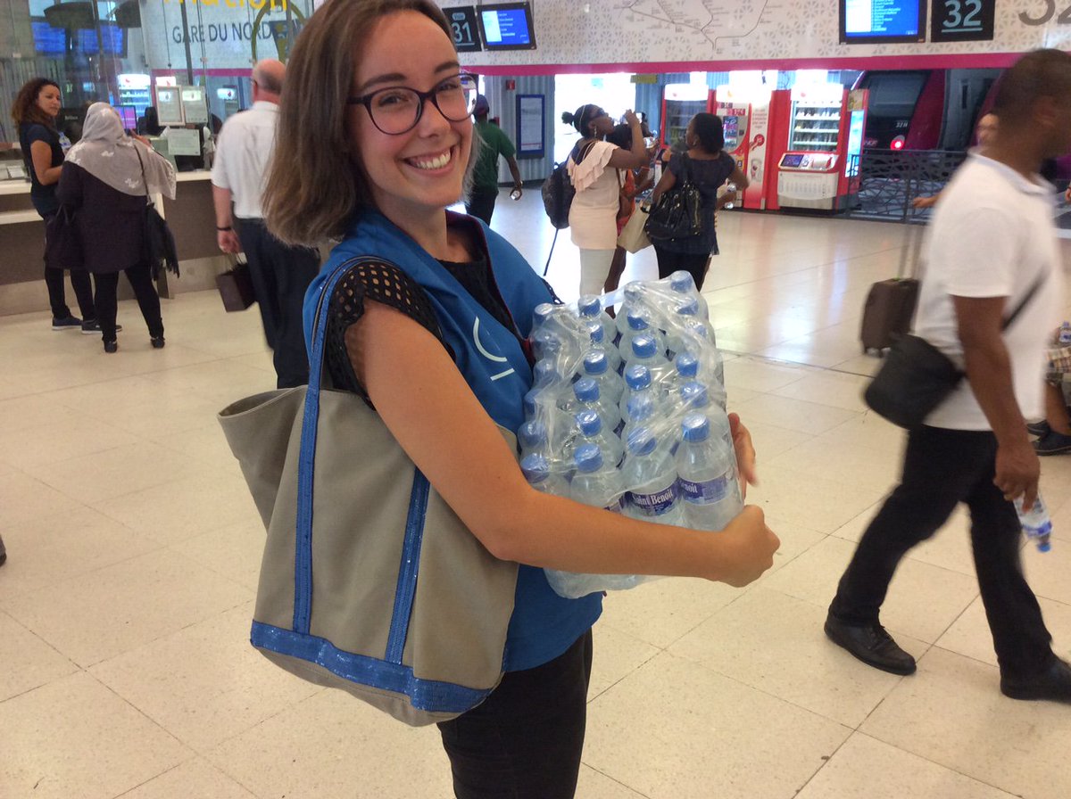 GroupeSNCF's tweet photo. [Canicule] La distribut° de bout. d'eau se poursuit à #ParisNord et d'autres gares d'IDF: https://t.co/oITvcBgXvb https://t.co/hn1JlenUti