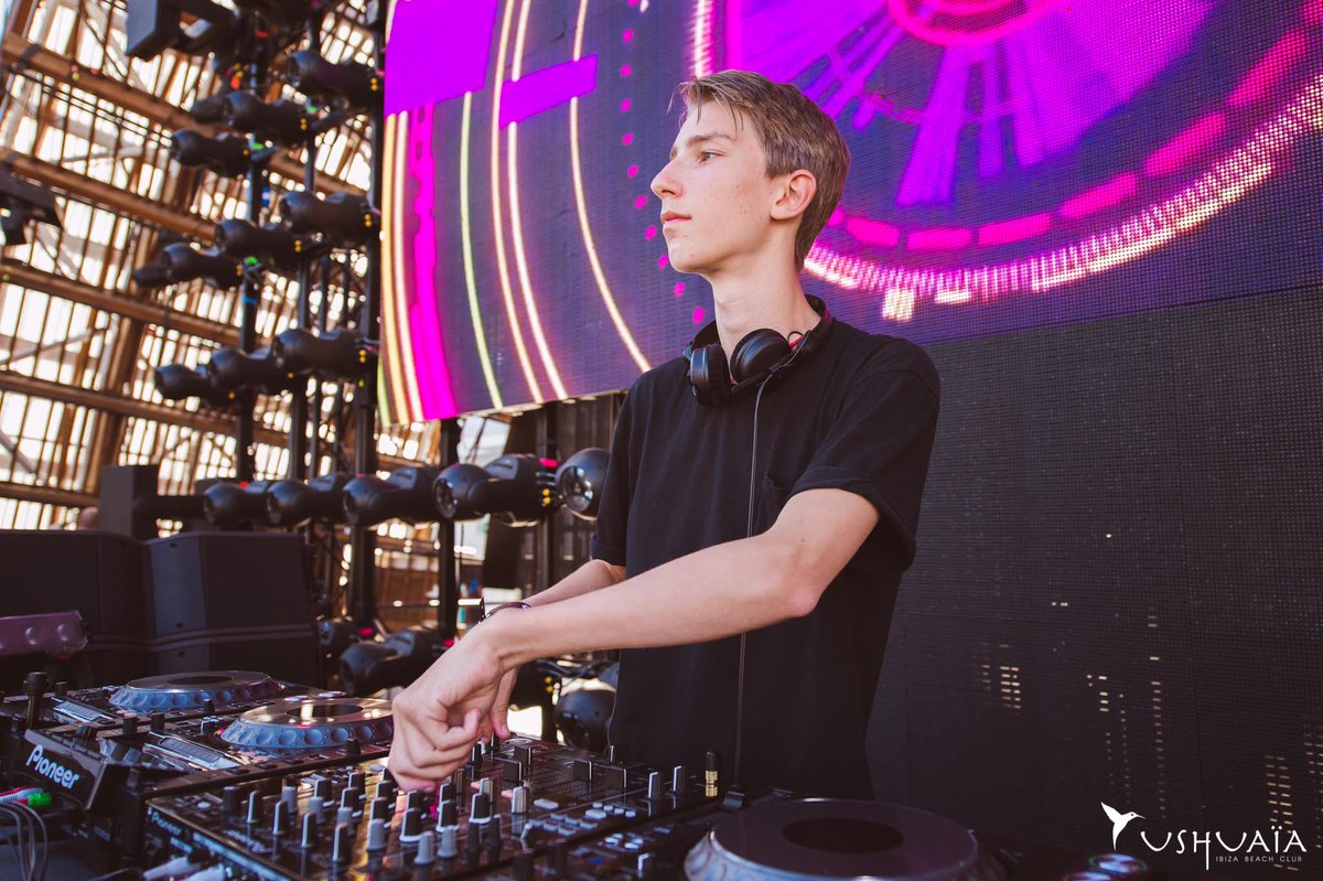 диджей за стойкой. диджей алмазов. диджей на месте. пульт диджея в клубе. диджей на месте.