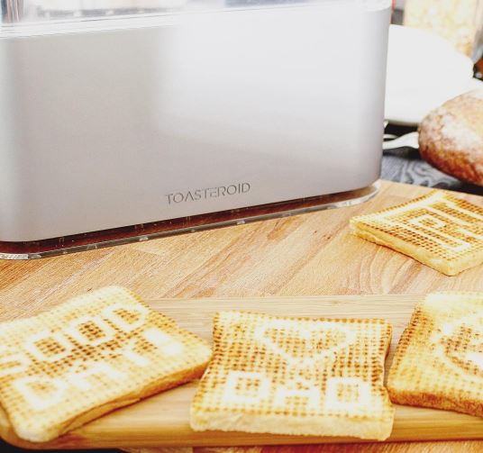 GrabAndCo's tweet photo. This toaster prints your messages onto toast as it cooks. We think we need one NOW #toasteroid https://t.co/4WuNJXj8f7