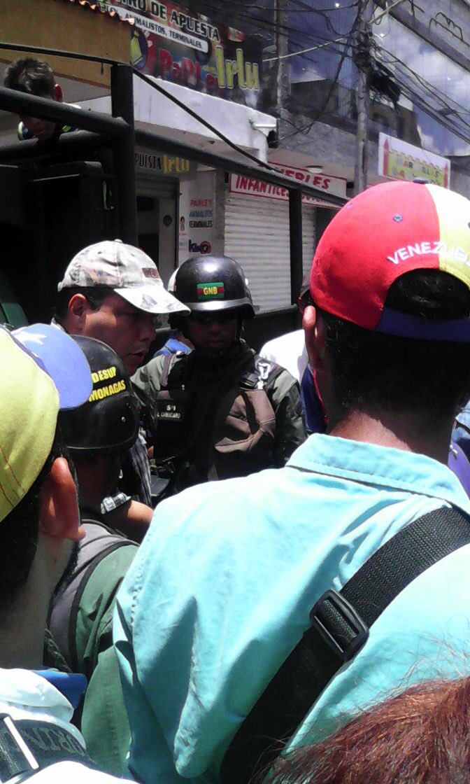 OscarNavas's tweet photo. #URGENTE Así se lleva secuestrado el régimen a Fran Salazar Secretario Privado del alcalde @Warner_Jimenez #Maturin https://t.co/xImId9QG5j