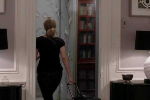 OITNBdaZoeira's tweet image. Doeu? Claro que doeu, mas ninguém precisava saber. Então eu fechei a porta do meu quarto e chorei em silencio.