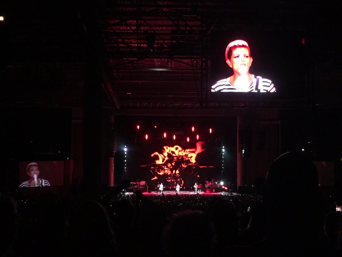 lacesmith_'s tweet photo. what a night ๐ #DCXIndy @dixiechicks https://t.co/0vJCMuM0yq