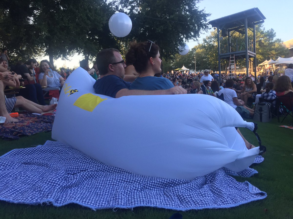 TanyaRiveraOn2's tweet image. I sat on a blanket. These folks had an inflatable couch #FTW It's time for a @2WTK #2Test on the #pouchcouch