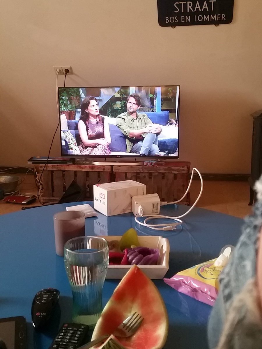 tinkerfuns's tweet image. Kijk nou eens! Ik heb tv!! Nouja, vooral internet 😃