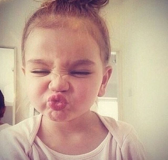 Постоянно дует губы обижается на шутки песня. Надутые губы обида рисунок. Открытки день надутых губ. Постоянно дует губы обижается на шутки песня. Надула губки.