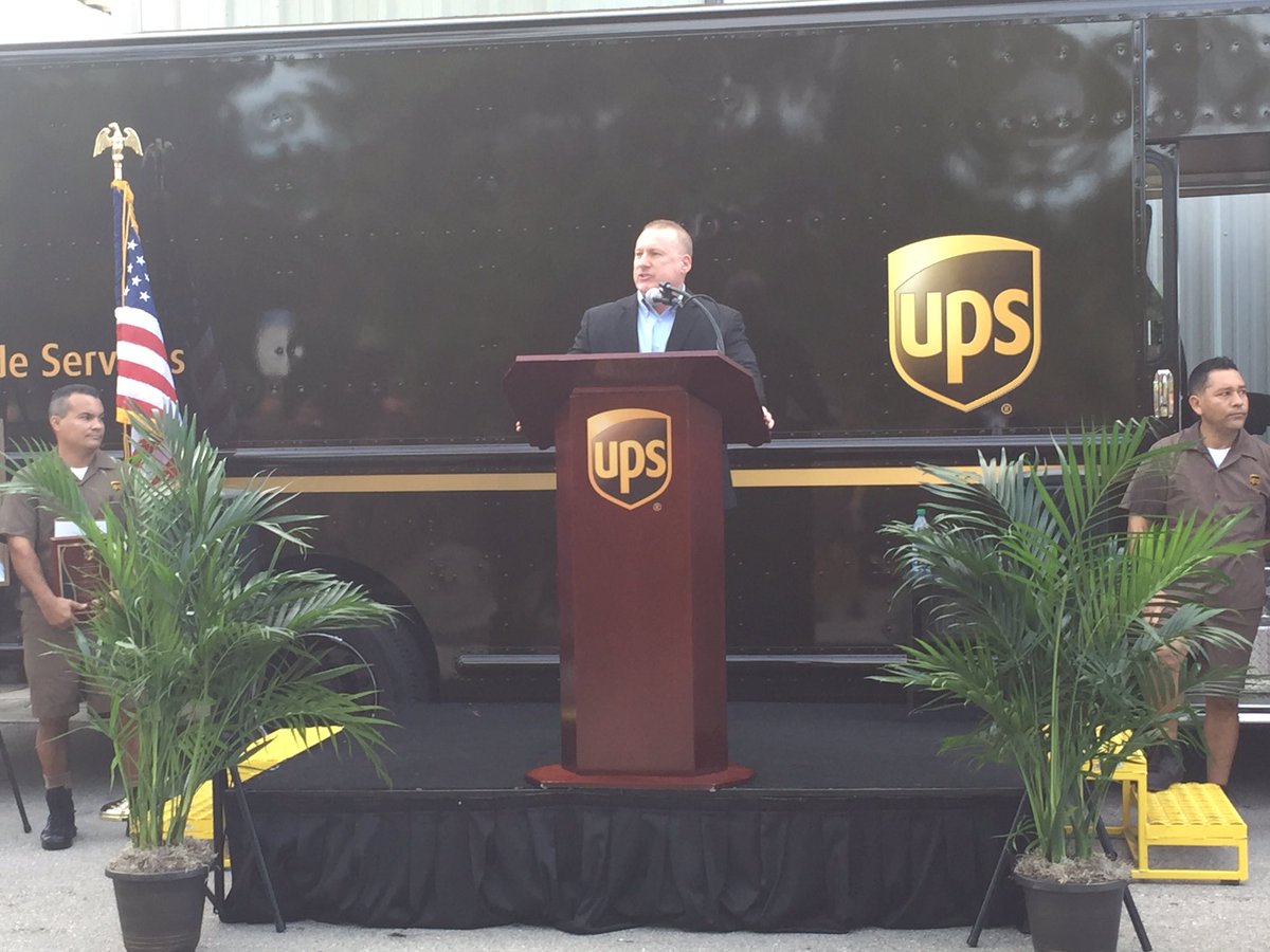 Tomacquaviva's tweet photo. Founders Day celebration in Naples with a Safety Huddle and Congressional visit @FloridaUPSers #proudupsers https://t.co/SJtdcm22mJ