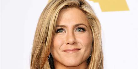 critiks_moviz's tweet photo. Actuellement en post-production #TheYellowBirds de #AlexandreMoors avec #JenniferAniston https://t.co/epjYVRmprL